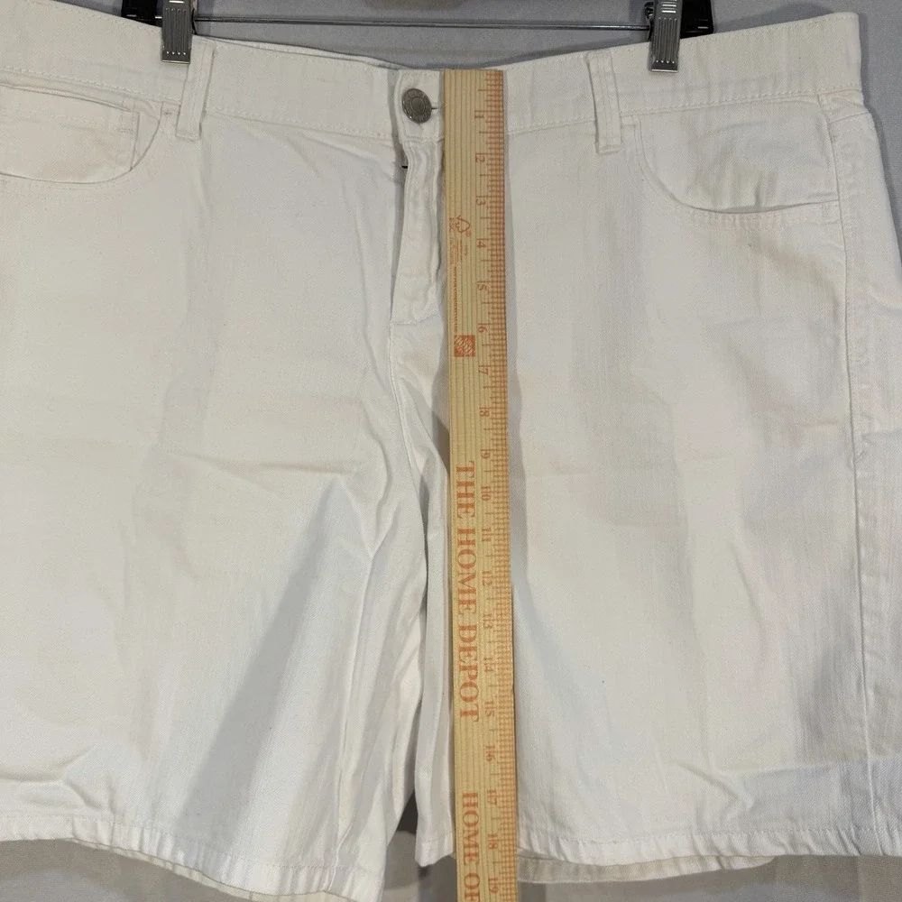 new york and company Women's White Denim Shorts Size 18 Flat Front Casual‎